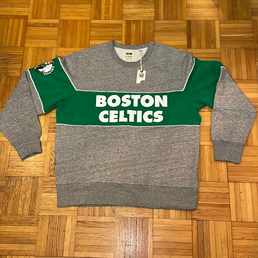Boston Celtics Sweatshirt by AEO (Tailgate Line). Gray/White/Green. XL.